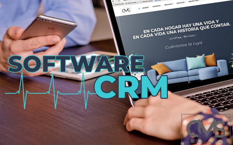 Imagen de un dos empleados usando en dispositivos móviles CRM inmobiliario