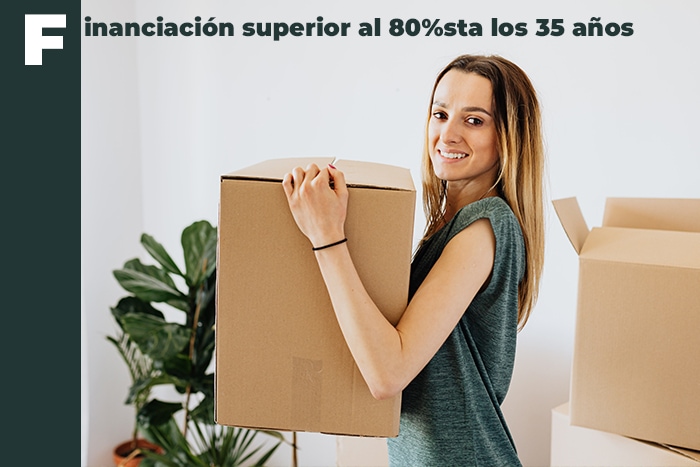Chica joven moviendo una caja de mudanza